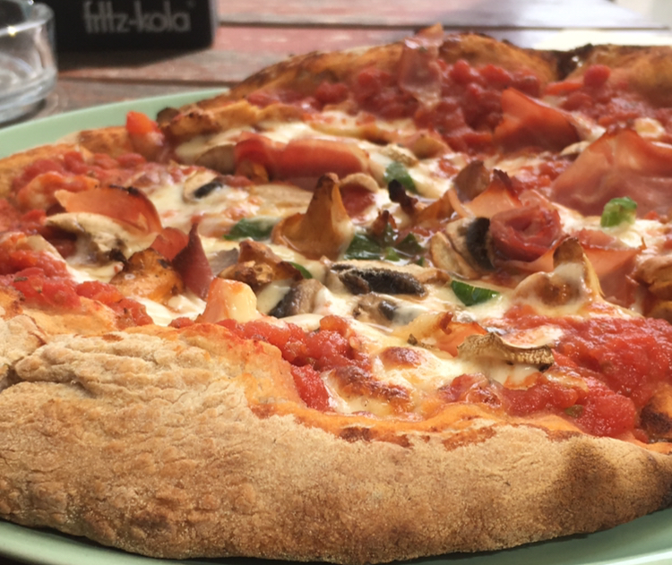 Frische Pizza aus dem Holzofen